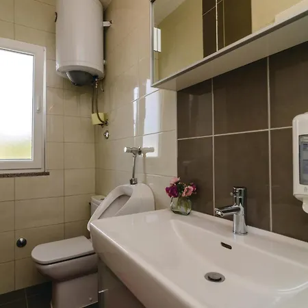 2 Bedroom Cozy Home In Opuzen *