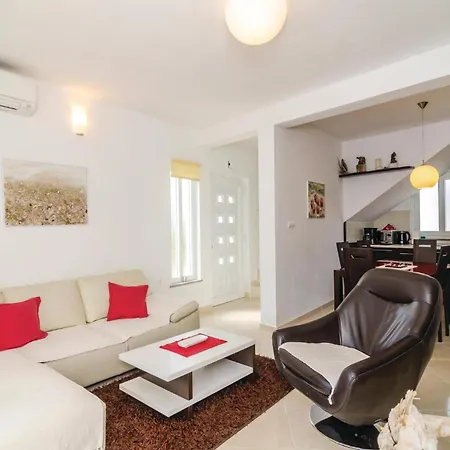 2 Bedroom Cozy Home In Opuzen